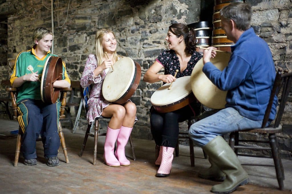 O bodhrán é um instrumento de tambor manual, emoldurado, originário da Irlanda