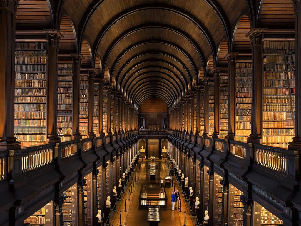 Nästa punkt på din resa i Dublin är en tur till det mästerliga Trinity College-biblioteket.