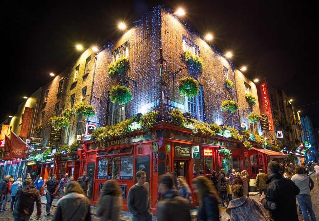 Passa la prima notte del tuo itinerario a Dublino nell'elettrizzante area di Temple Bar. 
