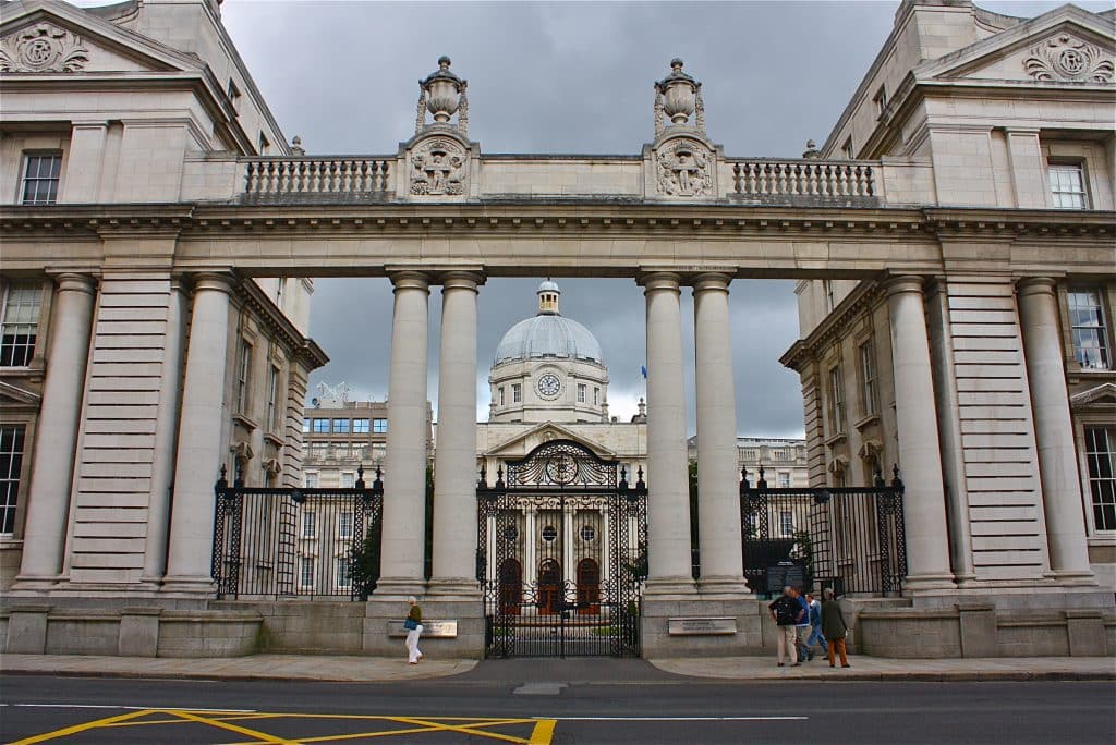 Dire que vous aimez les politiciens irlandais est le numéro sept sur notre liste de choses à ne pas faire en Irlande.