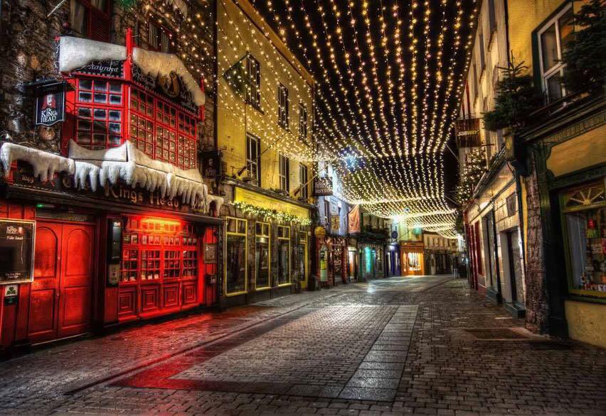 For excellent tunes, take a visit to Monroe’s Tavern, Tig Cóilí, or Róisín Dubh. These are great bars in Galway that will cater to your want for live music.