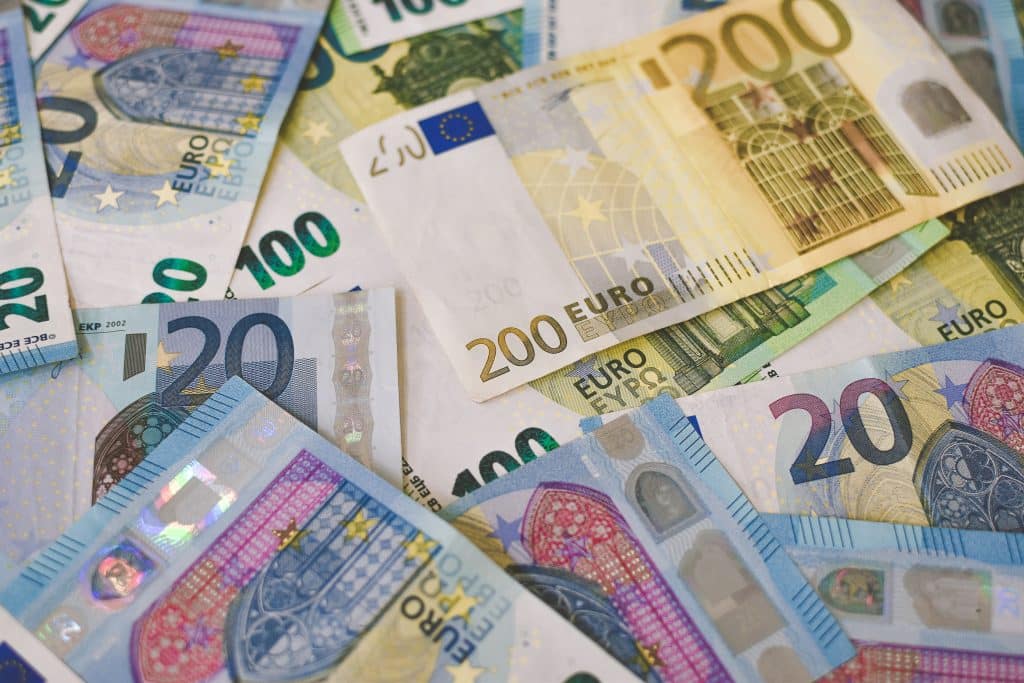 Lots of 20 euro notes.